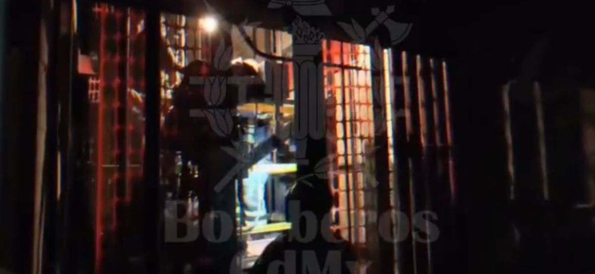 Rescatan-a-cuatro-personas-atrapadas-en-un-elevador-de-la-Torre-Latinoamericana-no-hay-lesionados
