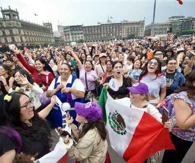 Sheinbaum-recibe-a-BTS-en-Palacio-Nacional-la-banda-saluda-a-miles-de-fans-desde-un-balcon