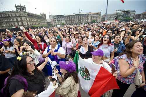 Sheinbaum-y-BTS-saludan-a-fans-desde-un-balcon-de-Palacio-Nacional