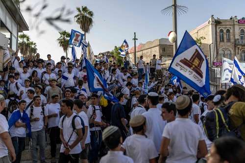 Ultranacionalistas-corean-muerte-a-los-arabes-y-Ben‑Gvir-ondea-bandera-en-Al‑Aqsa-durante-la-marcha-de-Jerusalen