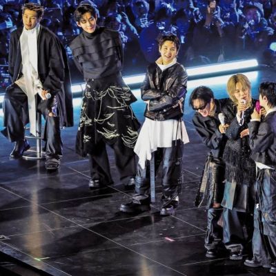 Vendedores-ofrecen-merch-no-oficial-y-traslado-cerca-del-Metro-Santa-Anita-por-los-conciertos-de-BTS