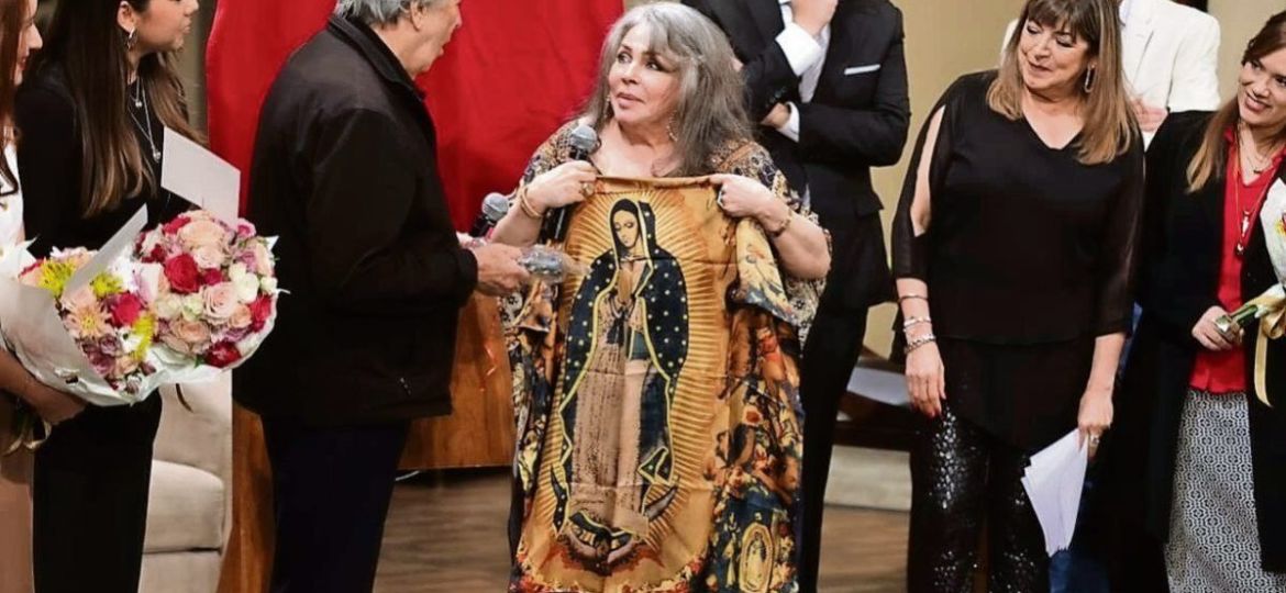 Veronica-Castro-acompana-a-Juan-Ferrara-en-la-celebracion-de-las-300-funciones-de-No-te-vayas-sin-decir-adios