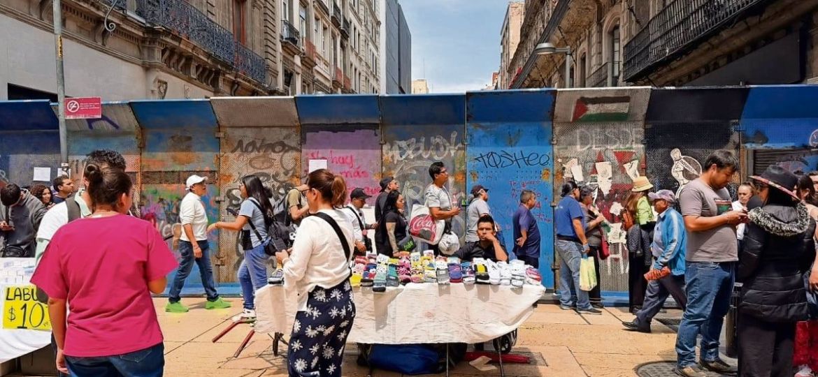 Ambulantes-aprovechan-planton-de-la-CNTE-y-venden-dentro-del-campamento-en-el-Centro-Historico