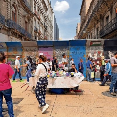 Ambulantes-aprovechan-planton-de-la-CNTE-y-venden-dentro-del-campamento-en-el-Centro-Historico