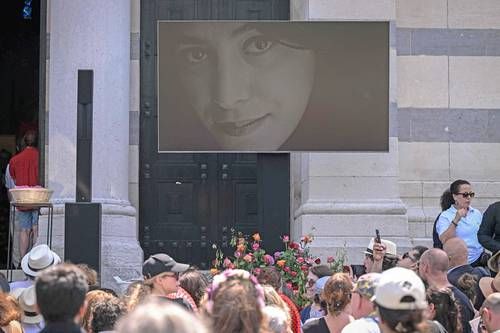 Homenaje-en-el-Pere‑Lachaise-por-la-muerte-de-Marjane-Satrapi