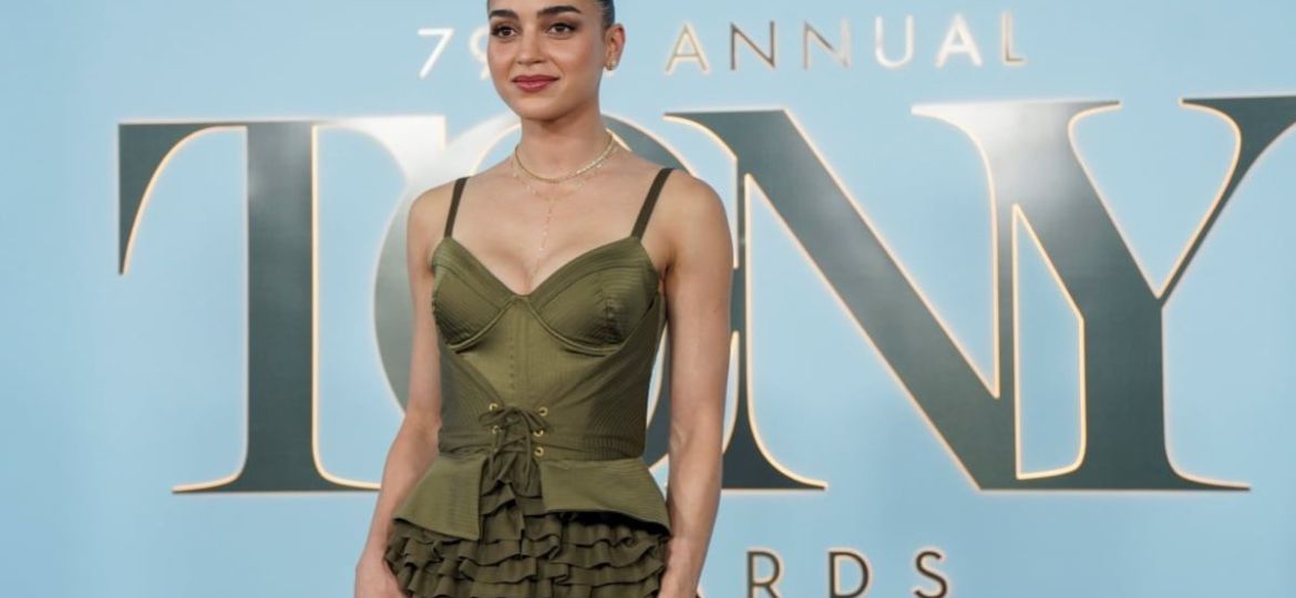 Melissa-Barrera-acapara-miradas-en-la-alfombra-roja-de-los-Premios-Tony-2026