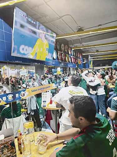 Miles-celebran-en-el-Angel-de-la-Independencia-tras-triunfo-de-Mexico-sobre-Corea-del-Sur