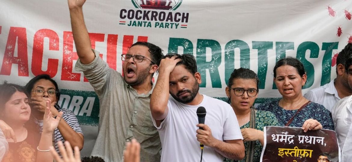 Partido-de-las-Cucarachas-sale-a-las-calles-en-Nueva-Delhi-y-exige-la-renuncia-del-titular-de-Educacion