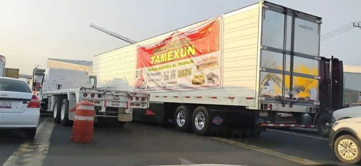 Transportistas-de-Tamexun-bloquean-la-Mexico–Queretaro-en-Tepotzotlan-exigen-reapertura-de-restaurantes-clausurados